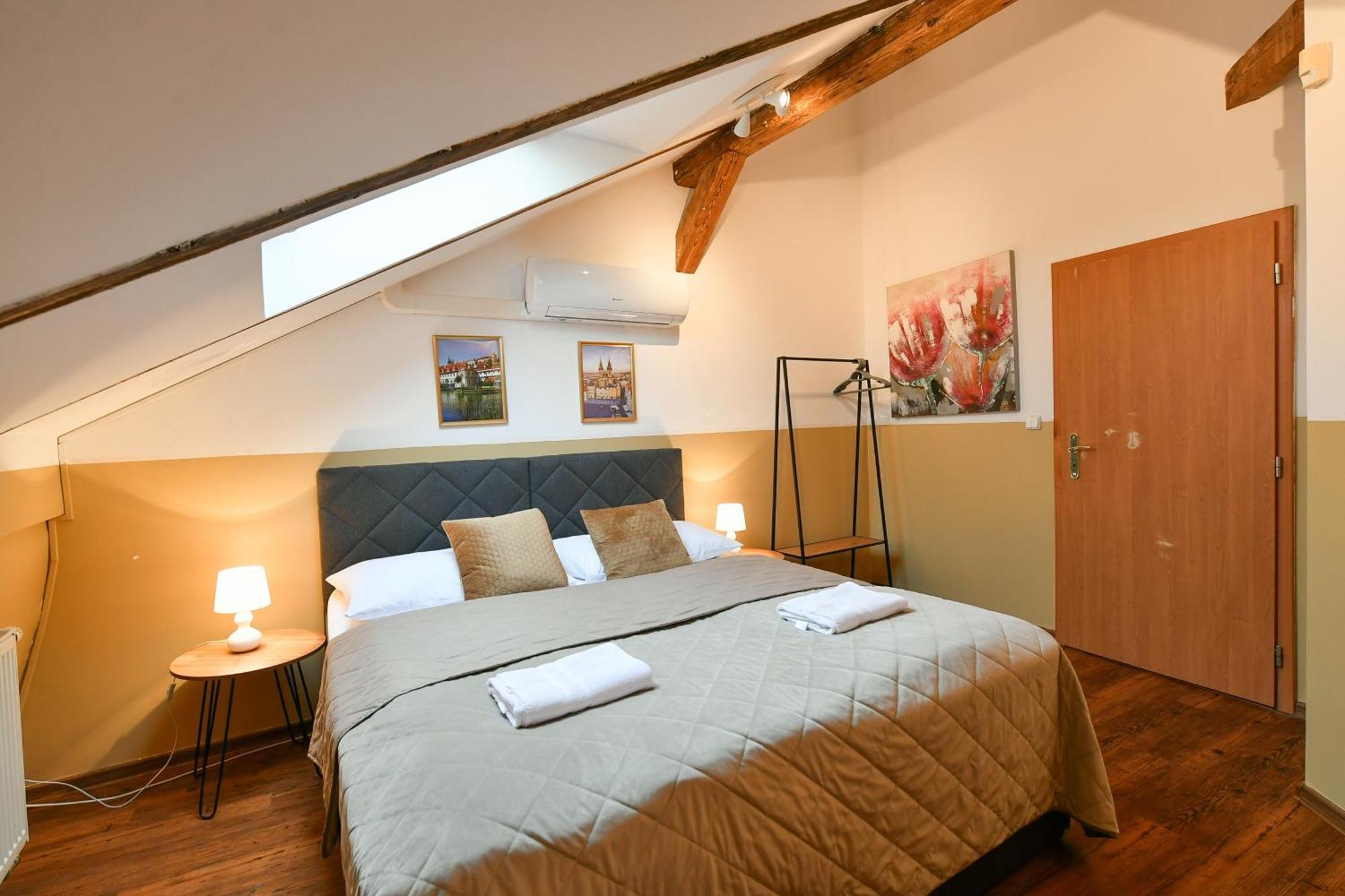 Amazing Charles Bridge Apartment Prague Exterior photo