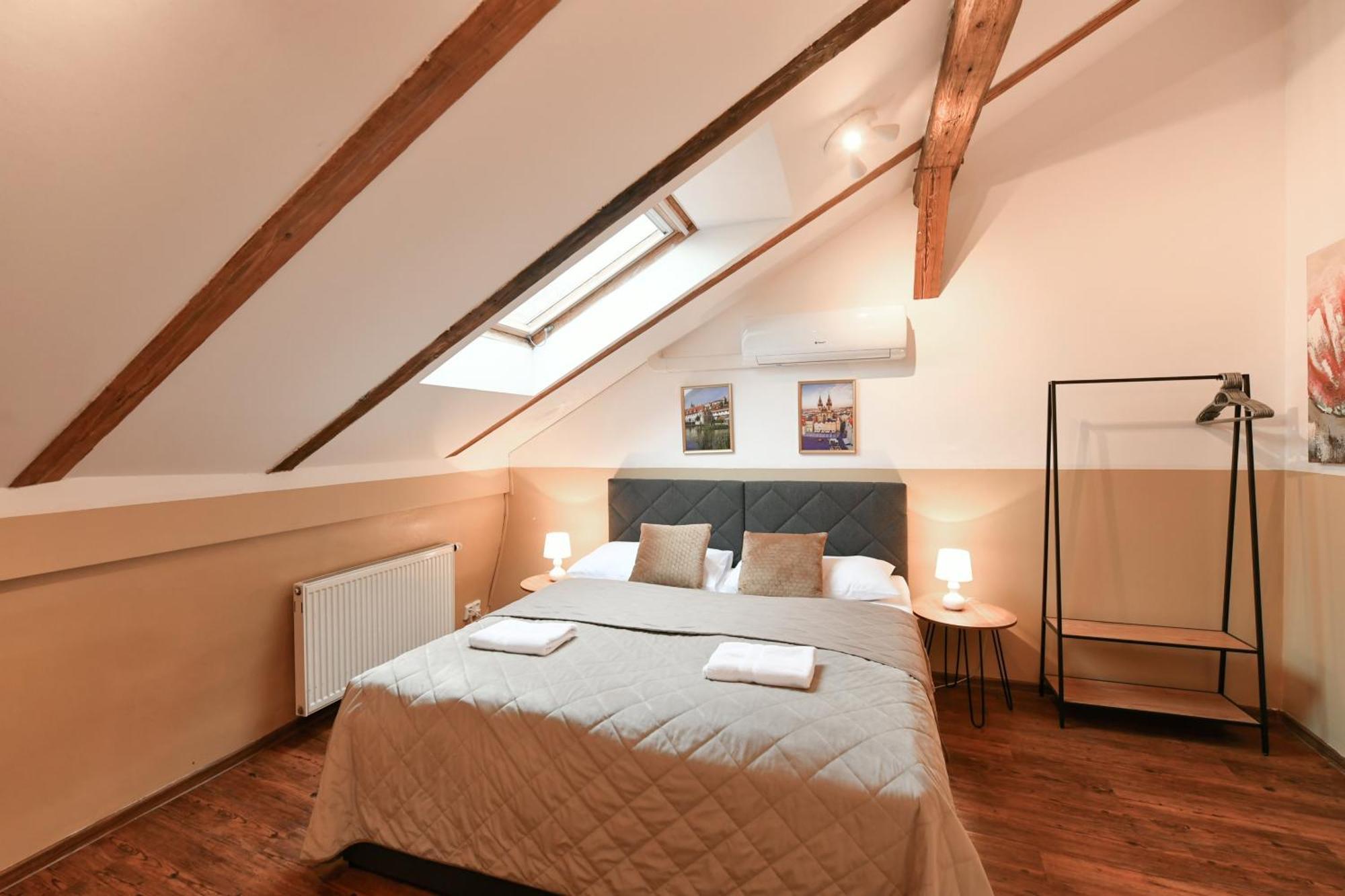 Amazing Charles Bridge Apartment Prague Exterior photo